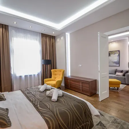 Main Square Apartment *